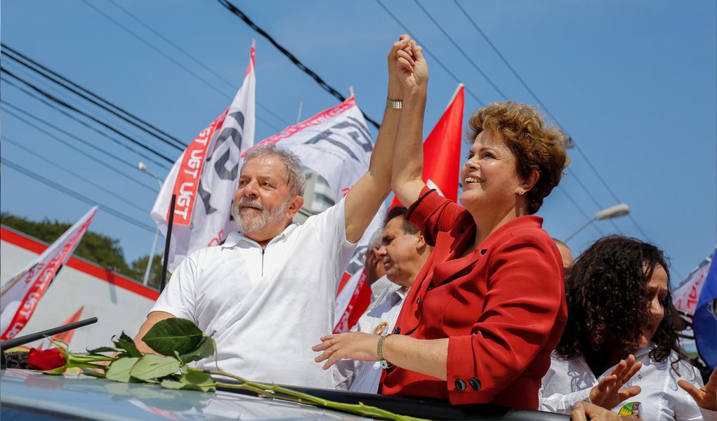 Segundo Dilma, a candidata do PSB está propondo tirar "o poder dos bancos públicos de participar do financiamento da indústria e da agricultura" e também é "contra a política de conteúdo local", que determina um percentual mínimo de produtos produzidos em território nacional; propostas gerariam desemprego, segundo a presidente, que participou hoje de uma caminhada em São Bernardo do Campo (SP) com o ex-presidente Lula