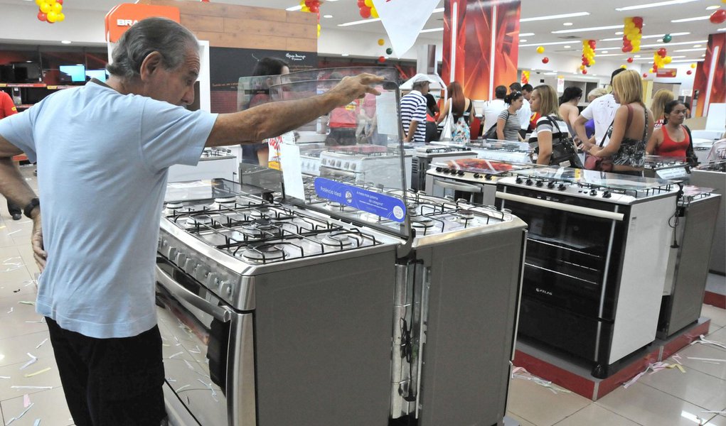 Rede que opera as bandeiras Pontofrio e Casas Bahia anunciou nesta sexta-feira o início da venda de móveis planejados e a revitalização de ambientes de exposição de móveis em suas lojas; com a mudança, a Via Varejo exporá móveis em ambientes planejados, nos moldes de rivais que oferecem móveis mais caros e com componente mais forte de design, como Tok&amp;Stok e Etna