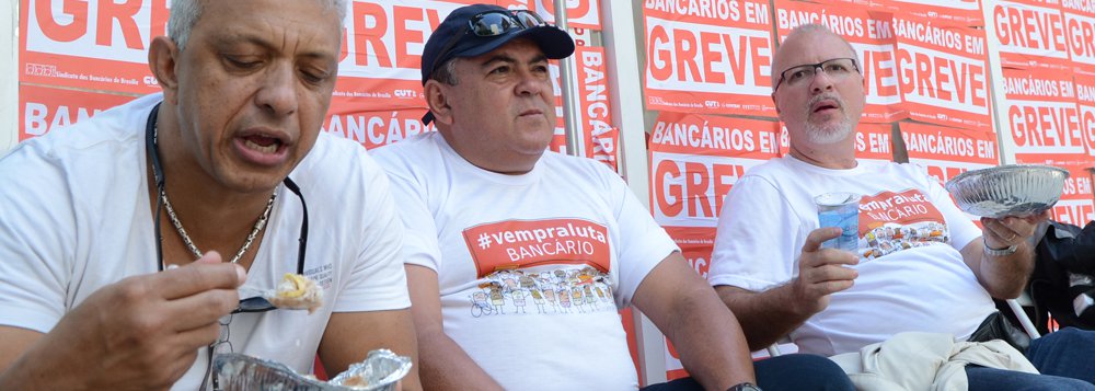 Movimento nacional da categoria ganha força no segundo dia; no maior centro financeiro do País, a Avenida Paulista, em São Paulo, nenhuma agência abriu as portas nesta sexta-feira 20; "Greve está se ampliando rapidamente", afirma presidente da Confederação Nacional dos Bancários, Carlos Cordeiro; reivindicações incluem 5% de aumento salarial acima da inflação e redução de metas exageradas de desempenho