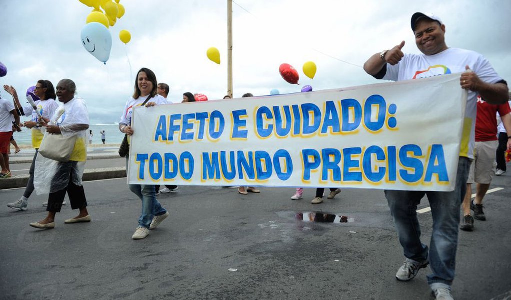 A prática é uma forma de garantir a crianças que estão em abrigos ou em situação de risco social o direito à convivência familiar e comunitária. O Brasil tem cerca de 40 mil meninos e meninas à espera de um novo lar, segundo os ativistas