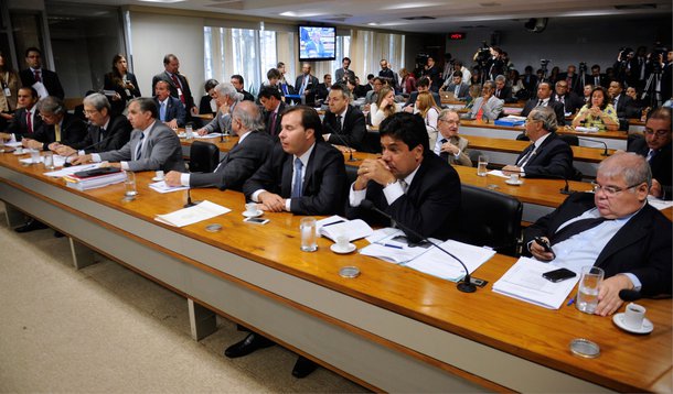 Total de assinaturas ainda está sendo confirmado, mas o senador Jorge Viana (PT-AC) informou que o número mínimo já foi cumprido; para que o requerimento de prorrogação tivesse validade, era preciso que pelo menos um terço dos deputados (171) e dos senadores (27) manifestasse apoio à iniciativa; parlamentares da oposição e também da base aliada recolheram os nomes