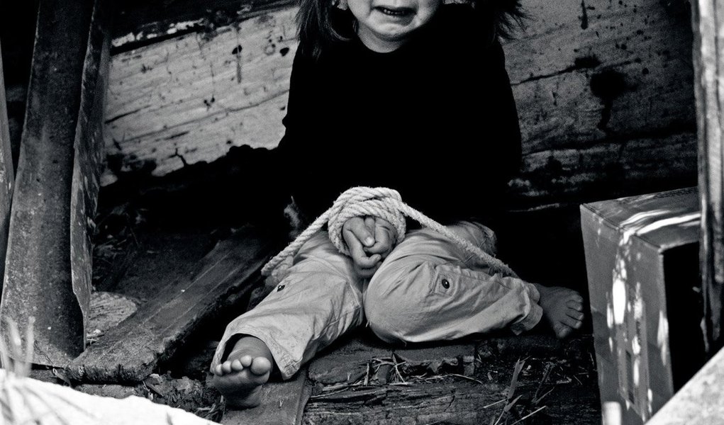 A polícia espanhola deteve uma fugitiva brasileira, de 33 anos, procurada por exploração e violação sexual de menores, corrupção e associação criminal; de acordo com o Itamaraty, a mulher buscava clientes interessados em manter relações sexuais com adolescentes induzidas a se prostituir