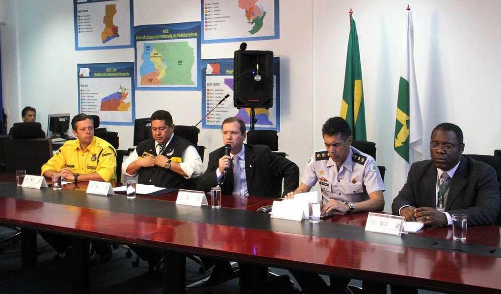 A segurança pública durante o feriadão do Dia do Trabalho no Distrito Federal será garantida por mais de mil agentes, com 180 viaturas à disposição; "Este ano teremos um 1º de Maio bem tranquilo. Não teremos nenhuma festa na Esplanada. Os pequenos eventos, o próprio policiamento de área pode cobrir. A cidade está bem tranquila em termos comparativos à Semana Santa", disse o secretário de Segurança Pública em exercício, Paulo Roberto