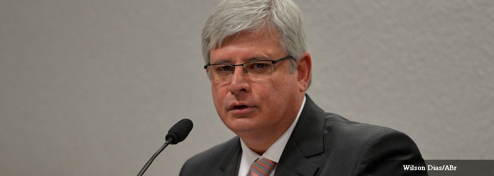 De acordo com o procurador-geral, autorizar mudança de parlamentares para novas legendas enfraquece o sistema político brasileiro; “não se pode ignorar que a criação de partido não raro significa apenas reflexo da conveniência eleitoral momentânea de um grupo de mandatários do povo e até serve como moeda de troca no mercado de interesses pouco nobres, para propiciar arranjos de cargos na administração pública ou negociação visando à partilha de recursos do Fundo Partidário e do tempo de presença na propaganda partidária gratuita no rádio e na televisão”, disse