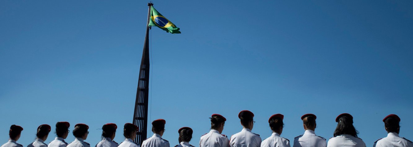 Turistas e brasilienses puderam acompanhar neste domingo a tradicional cerimônia cívica de substituição mensal da Bandeira Nacional, na Praça dos Três Poderes, feita desta vez pelo Exército. Como novidade, o Exército trouxe uma exposição de produtos de defesa com o tema Da Tradição à Modernidade