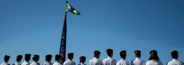 Turistas e brasilienses puderam acompanhar neste domingo a tradicional cerimônia cívica de substituição mensal da Bandeira Nacional, na Praça dos Três Poderes, feita desta vez pelo Exército. Como novidade, o Exército trouxe uma exposição de produtos de defesa com o tema Da Tradição à Modernidade