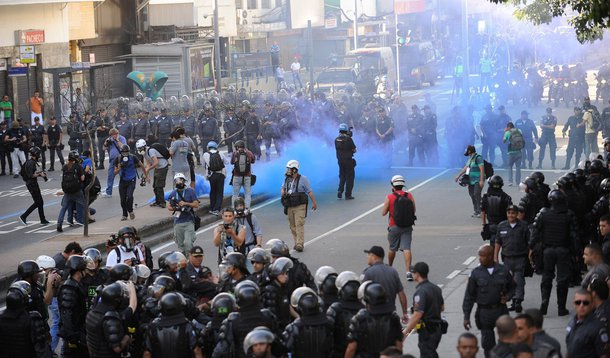 A Delegacia de Repressão contra Crimes de Informática da Polícia Civil fluminense ainda procura 18 ativistas acusados de atos violentos em protestos no Rio de Janeiro; eles foram denunciados à Justiça e tiveram sua prisão preventiva decretada por associação criminosa; também foram denunciadas cinco pessoas que já estão presas