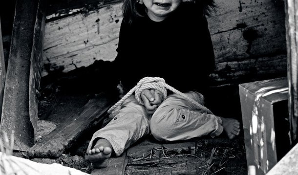 A polícia espanhola deteve uma fugitiva brasileira, de 33 anos, procurada por exploração e violação sexual de menores, corrupção e associação criminal; de acordo com o Itamaraty, a mulher buscava clientes interessados em manter relações sexuais com adolescentes induzidas a se prostituir