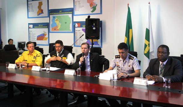 A segurança pública durante o feriadão do Dia do Trabalho no Distrito Federal será garantida por mais de mil agentes, com 180 viaturas à disposição; "Este ano teremos um 1º de Maio bem tranquilo. Não teremos nenhuma festa na Esplanada. Os pequenos eventos, o próprio policiamento de área pode cobrir. A cidade está bem tranquila em termos comparativos à Semana Santa", disse o secretário de Segurança Pública em exercício, Paulo Roberto