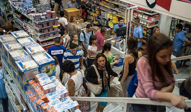 Segundo a Fundação Getúlio Vargas, resultado foi influenciado pela insatisfação dos consumidores com o estado geral da economia; proporção de consumidores que avaliam a situação como boa diminuiu de 16,7% para 12,5%, enquanto a dos que a consideram ruim aumentou de 41% para 47,1%; já a parcela de consumidores projetando melhora cedeu de 22,9% para 22,1% e a dos que preveem piora foi de 28,4% para 30,3%