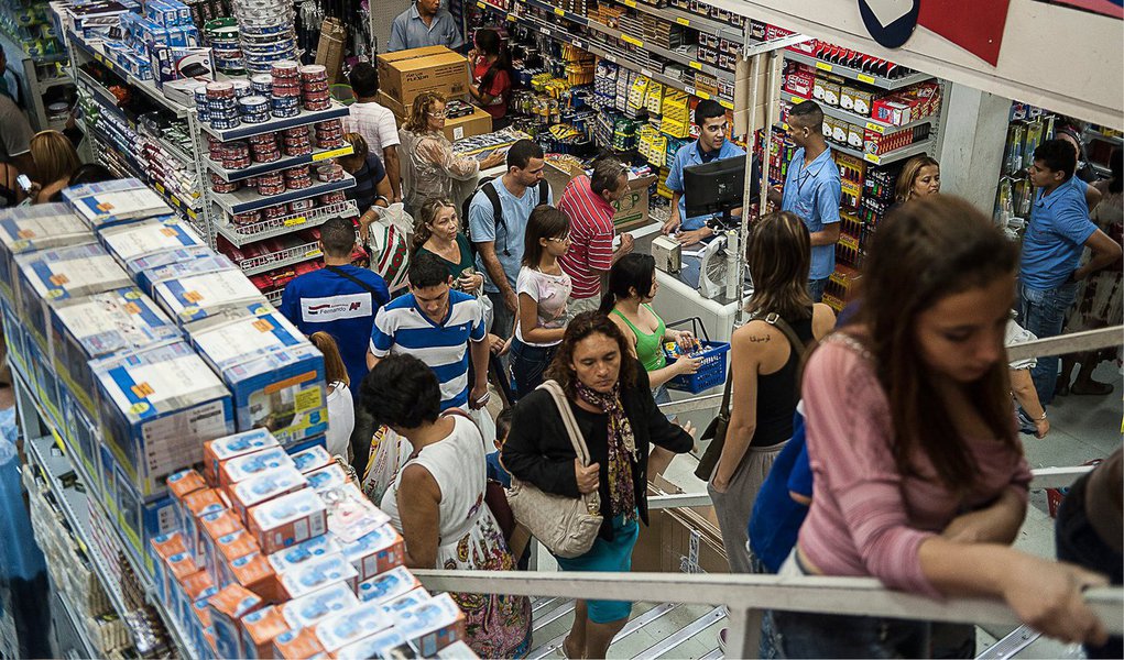 Segundo a Fundação Getúlio Vargas, resultado foi influenciado pela insatisfação dos consumidores com o estado geral da economia; proporção de consumidores que avaliam a situação como boa diminuiu de 16,7% para 12,5%, enquanto a dos que a consideram ruim aumentou de 41% para 47,1%; já a parcela de consumidores projetando melhora cedeu de 22,9% para 22,1% e a dos que preveem piora foi de 28,4% para 30,3%