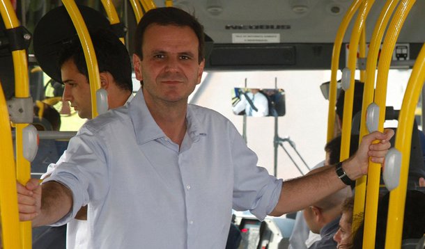 A partir deste sábado, usuários de ônibus no Rio passaram a pagar R$ 3 pela passagem; reajuste de 9,09%, anunciado pelo prefeito Eduardo Paes no fim de janeiro, motivou manifestações da população contra o aumento; no último protesto, realizado na quinta-feira (6), na região da Central do Brasil, no Centro da cidade, o cinegrafista da Rede Bandeirantes de TV, Santiago Andrade, ficou gravemente ferido. Ele passou por cirurgia e segue internado em estado grave no hospital Souza Aguiar, no Centro