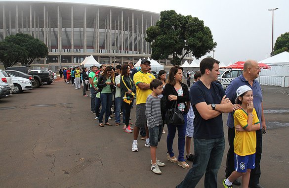 As visitas ao troféu foram interrompidas ontem (27), quatro horas antes do horário previsto, devido à manifestação de movimentos sociais e de indígenas nas imediações do estádio Mané Garrincha