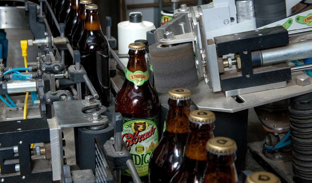 Maior cervejaria do país anunciou nesta terça-feira, 7, a compra da marca especializada em cervejas artesanais de Ribeirão Preto; valor da operação não foi divulgado; Fundada em 1996, a Colorado produz cervejas que misturam malte e lúpulo com ingredientes como café, rapadura, mandioca, mel e castanha do Pará; empresa fatura R$ 18 milhões anualmente; Ambev informou que a Colorado passará a fazer parte da cervejaria Bohemia e seu fundador, Marcelo Carneiro, continuará à frente da empresa, dedicando-se à inovação e à busca por novas receitas e sabores