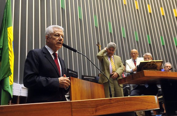 Deputado teve 343 votos favoráveis; 51 foram brancos; com a eleição, Arlindo Chinaglia deixa de ser o líder do governo na Câmara; em discurso antes da votação, ele disse que pretende exercer o novo cargo "da melhor maneira possível" e declarou que sempre respeitou os parlamentares, apesar de ter tido enfrentamentos; vaga foi aberta com a renúncia de André Vargas (PT-PR)
