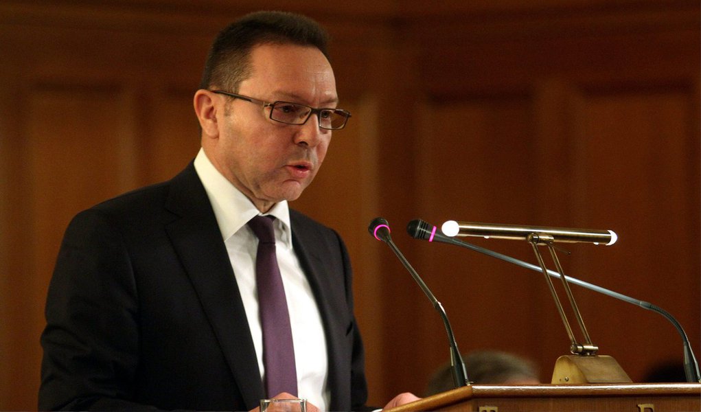 O Banco Central Europeu (BCE) decidiu neste domingo manter os empréstimos de emergência aos bancos gregos nos níveis atuais. Em nota divulgada após reunião, o banco declarou estar pronto para rever a decisão, caso considere necessário; após a decisão, o presidente do Banco Central da Grécia, Yannis Stournaras (foto), informou que o "o banco, como membro do Eurosistema, tomará todas as medidas necessárias para garantir a estabilidade financeira para os cidadãos gregos em tais circunstâncias difíceis"