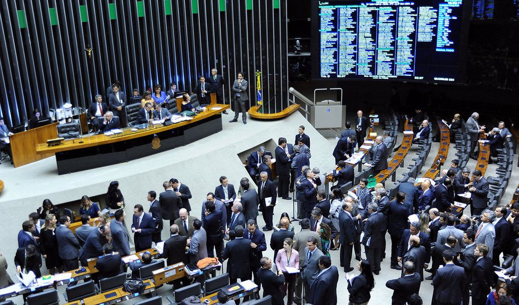 Os líderes partidários da Câmara dos Deputados anunciaram que será votada nesta quarta (23) a urgência para apreciação do projeto de lei que trata de biografias não autorizadas; tema vem sendo motivo de polêmicas entre artistas e escritores