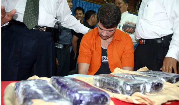 Governo do Brasil continua com os esforços diplomáticos para tentar evitar a execução do brasileiro Rodrigo Muxfeldt Gularte, embora as autoridades indonésias já tenham confirmado que ele também será fuzilado; ele foi preso em julho de 2004 após entrar na Indonésia com 6 quilos de cocaína escondidos dentro de pranchas de surfe e foi condenado à morte em 2005