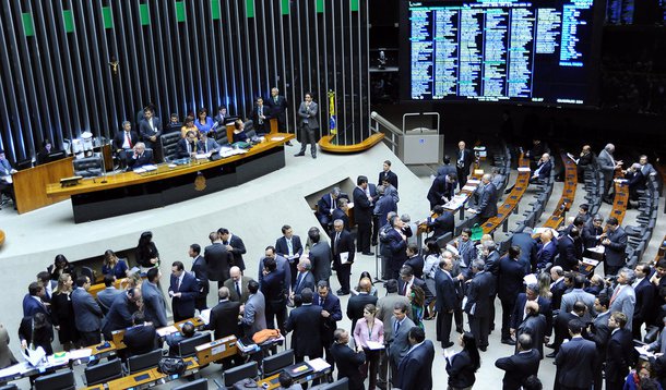 Os líderes partidários da Câmara dos Deputados anunciaram que será votada nesta quarta (23) a urgência para apreciação do projeto de lei que trata de biografias não autorizadas; tema vem sendo motivo de polêmicas entre artistas e escritores