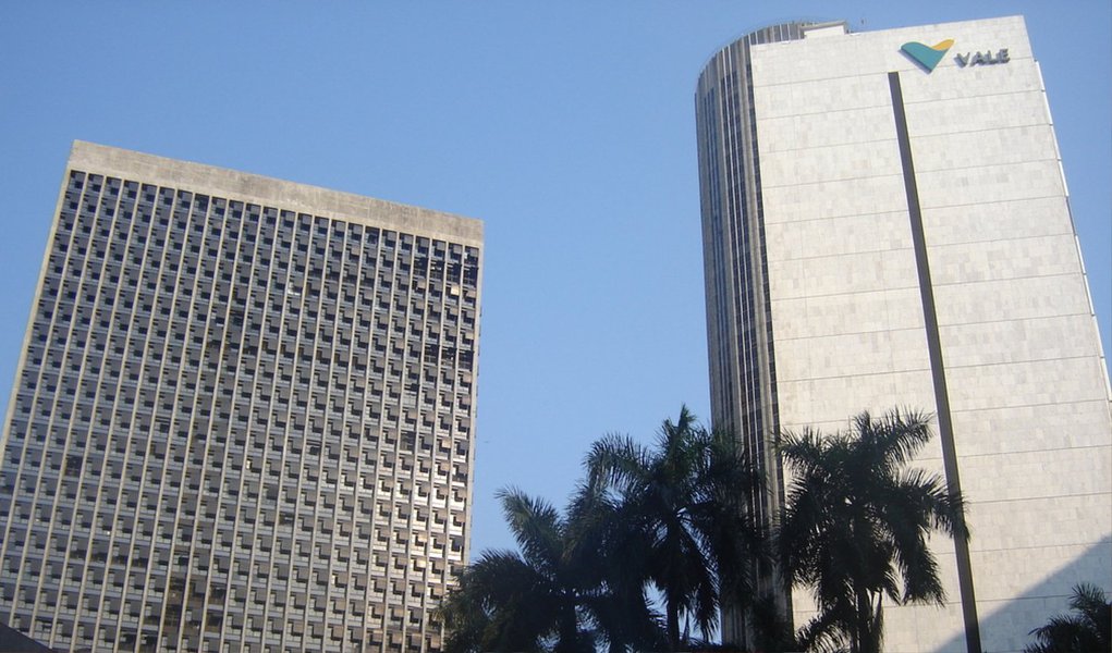 A agência de classificação de risco de crédito Standard &amp; Poor's cortou nesta sexta (23) o rating de longo prazo em moeda estrangeira atribuído a mineradora Vale, citando a queda dos preços do minério de ferro no mercado mundial; a nota da maior produtora de minério de ferro do mundo foi reduzida para "BBB+", ante "A-"; "O rebaixamento reflete nossa expectativa de que o perfil de risco financeiro da Vale enfraqueça nos próximos dois anos a níveis incompatíveis com a nossa classificação anterior", afirmou a S&amp;P
