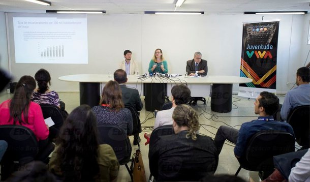 Durante o lançamento do Mapa do Encarceramento: os Jovens do Brasil, nesta quarta-feira, 3, a autora da pesquisa, Jacqueline Sinhoretto,destacou que o Brasil não tem capacidade prisional para atender a uma eventual redução da maioridade penal; "A média do Brasil é 1,7 preso para cada vaga, a um custo variando entre R$ 2 mil e R$ 3 mil por preso. No entanto há unidades com índice superior a cinco presos por vaga", disse a pesquisadora; para o secretário Nacional de Juventude, Gabriel Medina, o Brasil encarcera muito, encarcera mal e não ressocializa os presos