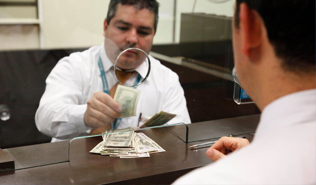 Moeda norte-americana seguiu a tranquilidade nos mercados internacionais, com investidores deixando de lado por ora as turbulências políticas locais e se concentrando na expectativa de liquidez abundante nos mercados financeiros globais