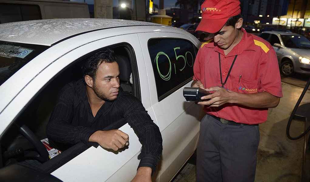 Organizado pelas redes sociais, cerca de 100 motoristas fizeram um protesto diferente para pedir a redução no preço da gasolina no Distrito Federal; em um posto no centro de Taguatinga, todos abasteceram apenas com R$ 0,50, muitas vezes usando o cartão de crédito para pagar, e pediram a nota fiscal; a intenção do protesto é causar prejuízos aos donos dos postos de gasolina com a emissão das notas ficais com valores baixos
