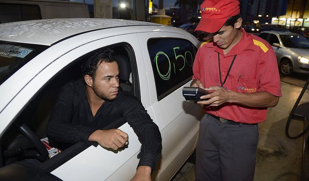 Organizado pelas redes sociais, cerca de 100 motoristas fizeram um protesto diferente para pedir a redução no preço da gasolina no Distrito Federal; em um posto no centro de Taguatinga, todos abasteceram apenas com R$ 0,50, muitas vezes usando o cartão de crédito para pagar, e pediram a nota fiscal; a intenção do protesto é causar prejuízos aos donos dos postos de gasolina com a emissão das notas ficais com valores baixos