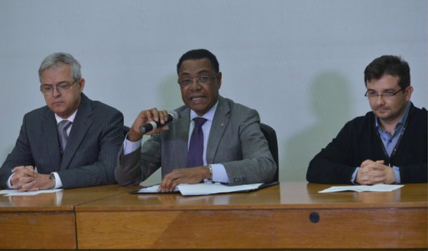 A Secretaria de Saúde do Distrito Federal apresentou, nesta terça (9), o Plano de Enfrentamento da Resistência Bacteriana nas Áreas Críticas dos Hospitais Públicos do Governo do Distrito Federal para conter proliferação de bactérias multirresistentes; o documento prevê medidas como o aumento do rigor na higiene dentro de hospitais públicos e uso racional de antibióticos; “Precisamos trabalhar firmemente nas questões que visem o uso racional de antibióticos, a garantia de insumos de limpeza, o controle de limpeza das mãos, a evitar o contado com pacientes infectados, [que] precisam ficar isolados”, disse o secretário de Saúde João Batista de Sousa
 