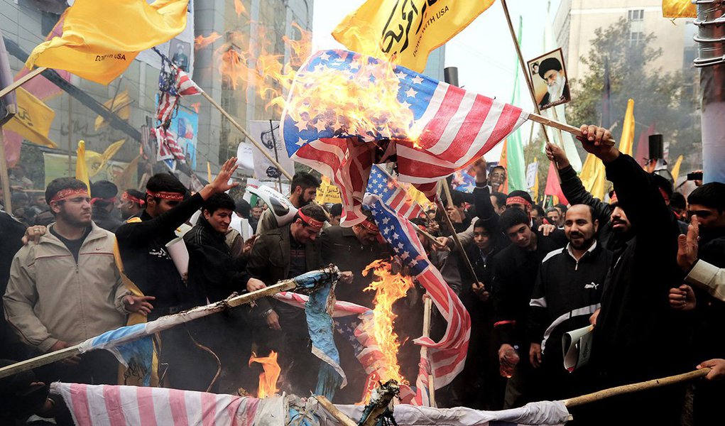 Apesar do contexto de aproximação dos dois países nos últimos meses, iranianos radicais carregavam cartazes com dizeres contra os Estados Unidos e gritavam "Morte à América" e "Morte a Israel", enquanto queimavam bandeiras dos países nas ruas de Teerã