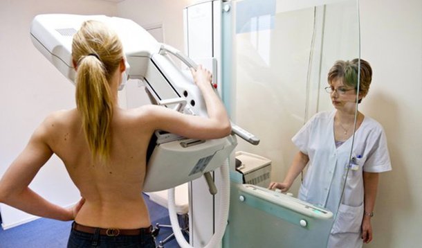 A Secretaria de Saúde do Distrito Federal estima que em 2014 deverão ser realizadas ao todo 65 mil mamografias, 44% a mais do que o número alcançado no ano passado, quando foram feitos 45 mil exames. O GDF associa o aumento às atividades desempenhadas pelas cinco carretas da mulher. Os dados integram a campanha "Outubro Rosa", que teve início ontem (1º) com a iluminação colorida de prédios públicos de Brasília