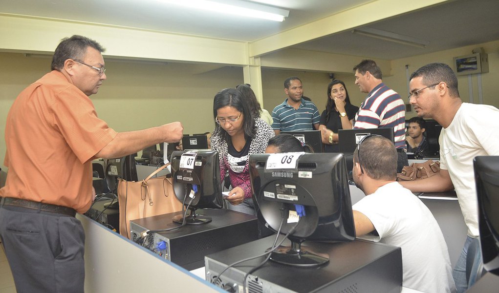 Contribuintes tiveram a oportunidade de esclarecer dúvidas sobre a declaração em um mutirão para ajudar a preencher o documento, com a participação de alunos e professores do curso de ciências contábeis da faculdade Estácio Facitec, em Taguatinga