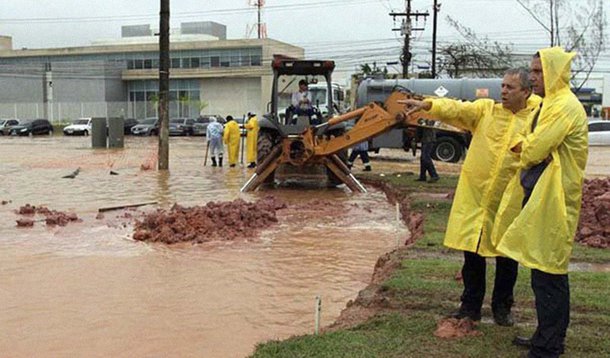 O município de Macaé, no Norte do estado, está em alerta máximo devido as fortes chuvas; na madrugada desta segunda-feira (02), uma criança de 7 anos morreu soterrada no Morro de Sant'Anna; a morte foi confirmada pela Prefeitura da cidade, que também registrou alagamento em diversos bairros, desde os mais humildes até os de classe média alta