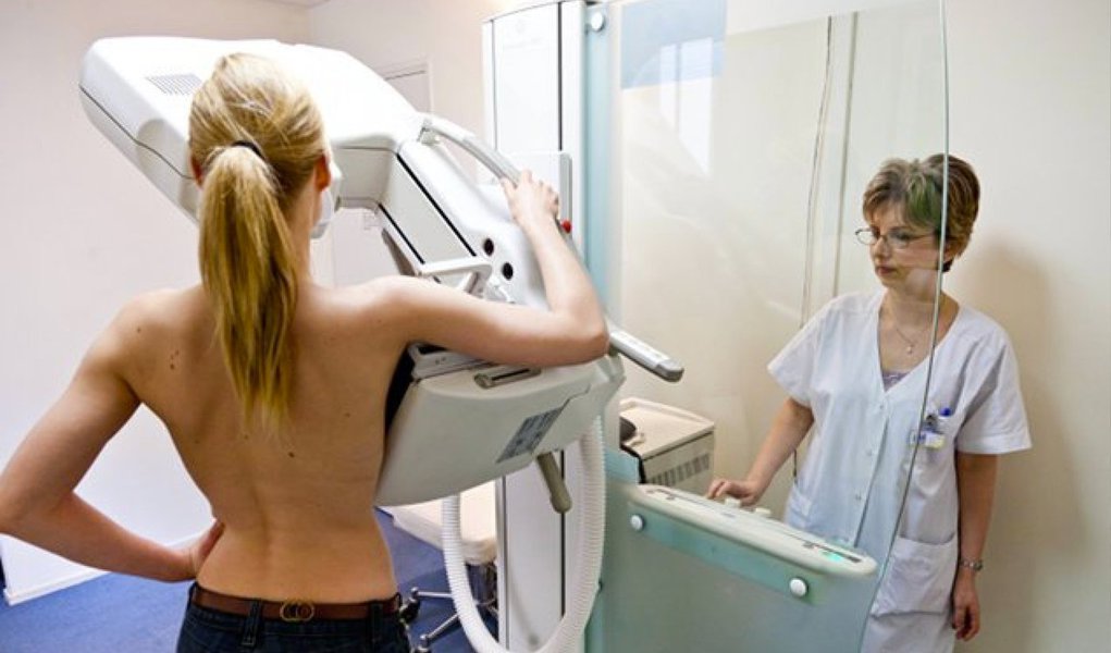 A Secretaria de Saúde do Distrito Federal estima que em 2014 deverão ser realizadas ao todo 65 mil mamografias, 44% a mais do que o número alcançado no ano passado, quando foram feitos 45 mil exames. O GDF associa o aumento às atividades desempenhadas pelas cinco carretas da mulher. Os dados integram a campanha "Outubro Rosa", que teve início ontem (1º) com a iluminação colorida de prédios públicos de Brasília