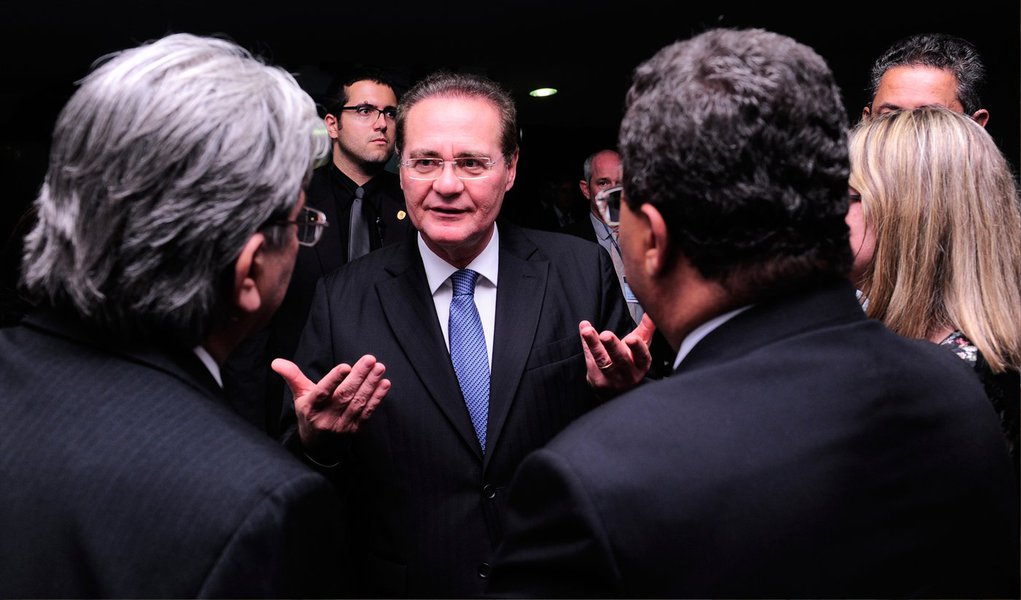 Após anunciar que a votação para a indicação de Luiz Edson Fachin para o Supremo Tribunal Federal será feita somente na próxima terça (19), o presidente do Senado, Renan Calheiros (PMDB-AL), afirmou que não pode "improvisar a apreciação" do nome jurista para não ser responsabilizado por manipular a votação; "Se você improvisar a apreciação do nome do ministro do Supremo, vai haver quem responsabilize pelo quórum baixo ou quórum alto, e isso arranha a isenção do presidente do Senado", afirmou