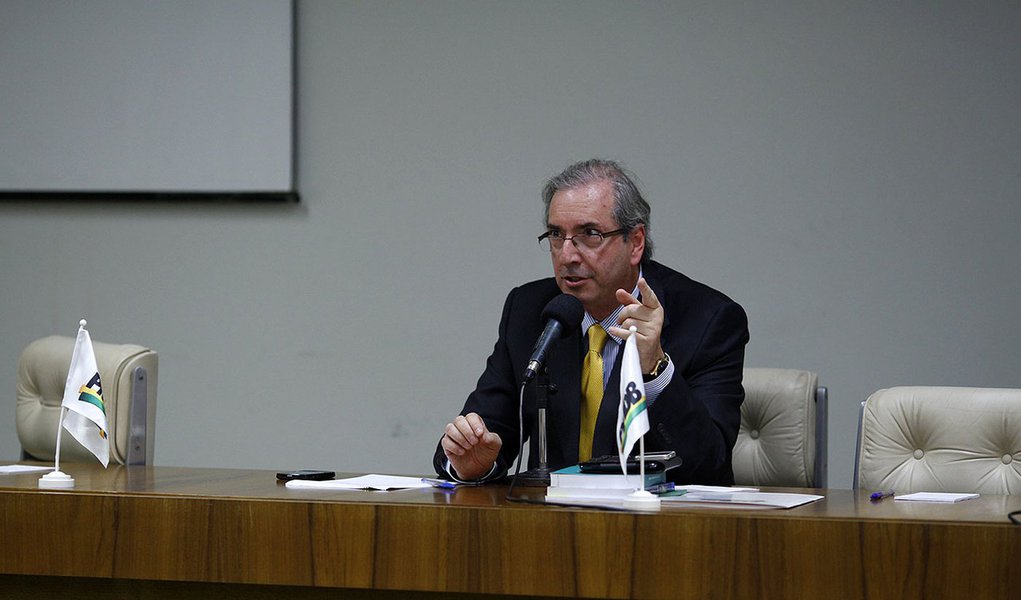 Líder do PMDB na Casa, Eduardo Cunha (RJ) diz que sua intenção de disputar o comando é “irremovível, será levada ao plenário em qualquer circunstância”; afirma ainda que não há razão para que o vice-presidente Michel Temer não o apoie: “O que ele não quer é a candidatura de um candidato de oposição. E a minha não é. Não vamos construir uma candidatura de oposição e nem de submissão ao Executivo”