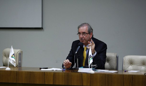 Líder do PMDB na Casa, Eduardo Cunha (RJ) diz que sua intenção de disputar o comando é “irremovível, será levada ao plenário em qualquer circunstância”; afirma ainda que não há razão para que o vice-presidente Michel Temer não o apoie: “O que ele não quer é a candidatura de um candidato de oposição. E a minha não é. Não vamos construir uma candidatura de oposição e nem de submissão ao Executivo”