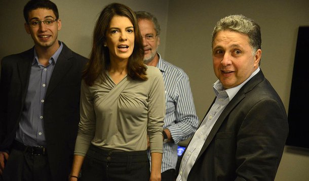 Candidato ao governo do Rio pelo PR, Anthony Garotinho (PR) afirmou que, após ser "atacada" pelo deputado durante entrevista ao RJTV, a emissora dos Marinho tenta convencer a população de que não praticou crimes fiscais; em seu blog, o parlamentar disse que a "picaretagem da Globo envolveu pelos menos 11 empresas construídas em paraísos fiscais e no Brasil. Todas pertencem secretamente ou não ao sistema da Globo"