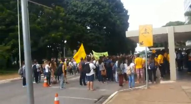 Trabalhadores ligados à Federação de Sindicatos de Trabalhadores Técnico-Administrativos em Instituições de Ensino Superior Pública do Brasil (Fasubra) fizeram uma manifestação e fecharam quatro das seis faixas da Esplanada dos Ministérios; entre as reivindicações da categoria estão reajuste salarial linear de 27,3%, extinção da terceirização no serviço público, o fim dos cortes no orçamento da educação e abertura de concurso; o governo oferece reajuste de 21,3% para ser pago até 2019