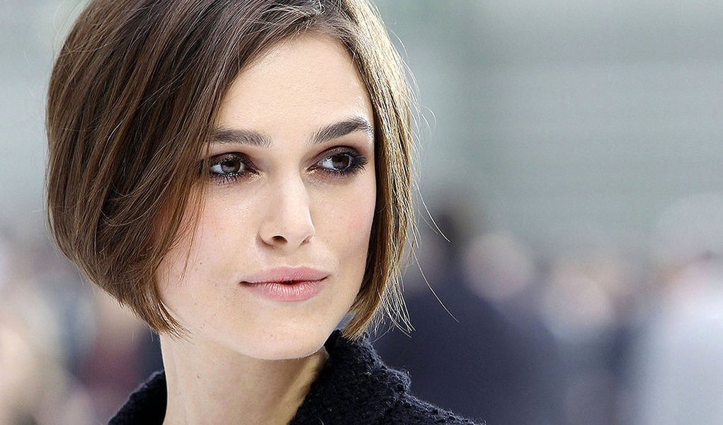 Keira é Gretta, uma aspirante a cantora inglesa que se muda para Nova York com o namorado músico, Dave (Adam Levine, da banda Maroon 5). Quando ele fica realmente famoso, ela é jogada para escanteio. Deprimida, compõe uma canção pegajosa que Dan ouve por acaso, entre um copo e outro, e percebe potencial nessa moça sem graça, sem voz ou presença de palco