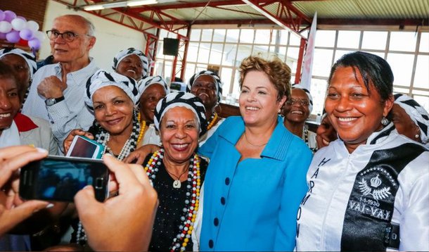 Presidente Dilma Rousseff (PT) criticou, neste sábado (6), sua principal adversária, na disputa pela reeleição, Marina Silva (PSB), durante evento com centenas de mulheres; a petista, mesmo sem citar a candidata do PSB, atacou as propostas dela como a redução da participação dos bancos públicos em financiamentos e a redução da importância do pré-sal na matriz energética brasileira, além de afirmar que não muda de posição quando é pressionada; "Se te pressionarem você não pode mudar de posição. Ou você tem convicção naquilo que acredita ou não tem força para mudar. Não é possível defender uma coisa de manhã e mudar porque te pressionaram", disse Dilma