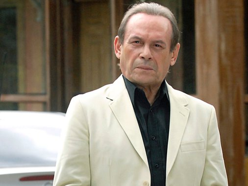 Ator faleceu em casa, na manhã deste sábado, vítima de infarto fulminante; ele deixa as filhas Isabel, Mariana e Madá; sua última participação em novelas foi em 2013, em "Amor à Vida", de Walcyr Carrasco, no papel do médico Herbert