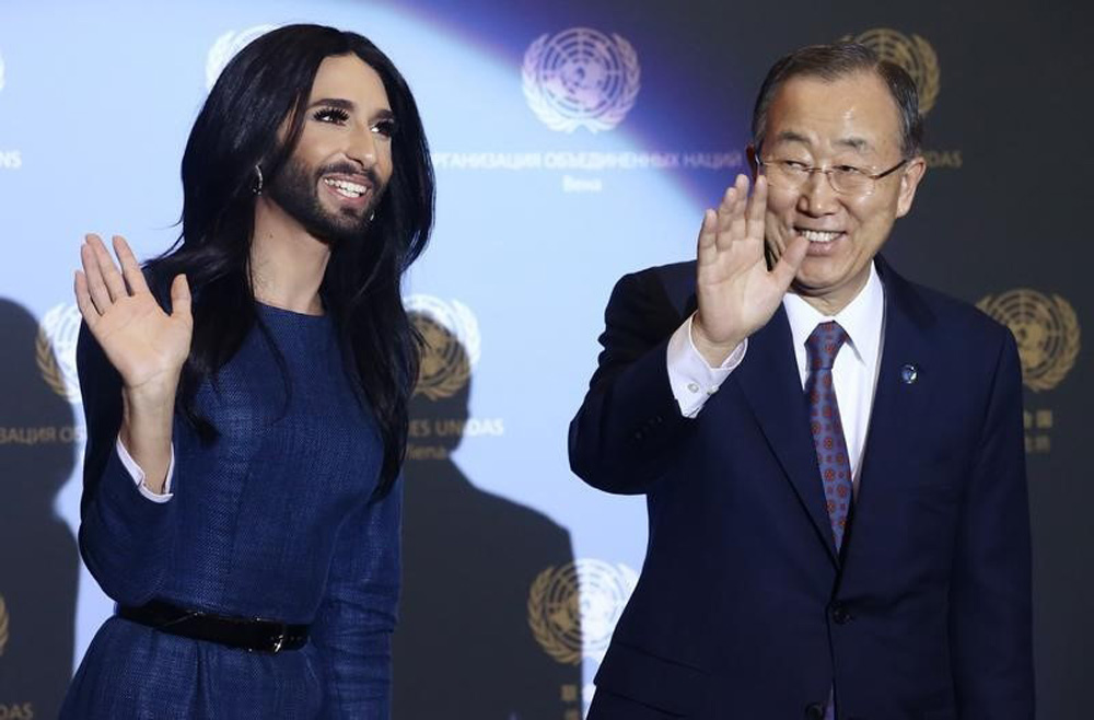 A cantora gay vencedora do concurso Eurovision, Conchita Wurst, se encontra com o secretÃ¡rio-geral da OrganizaÃ§Ã£o das NaÃ§Ãµes Unidas (ONU), Ban Ki-moon, na sede da ONU, em Viena, na Ãustria, nesta segunda-feira. 03/11/2014 REUTERS/Heinz-Peter Bader