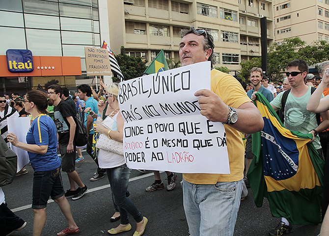 Quem for às ruas no dia 15 vai estar vomitando seu ódio com o patrocínio de empresas e políticos que querem tirar o foco da lista de políticos da Lava Jato