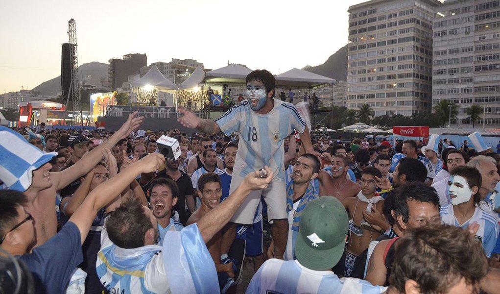 A estimativa é da Secretaria Estadual de Turismo; os argentinos lideram o grupo dos turistas latinos no Mundial e devem ter grande participação no evento; segundo a pasta, cada um deles gastou, em média, R$ 1 mil para assistirem à primeira partida, entre Argentina e Bósnia