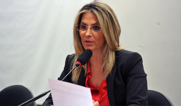 Fontes no Palácio Iguaçu afirmam que a exoneração da vice-governadora, Cida Borghetti (PROS), da função de Representante do Paraná em Brasília teria a ver com conspiração liderada pelo marido dela, o deputado federal Ricardo Barros (PP), contra o governador Beto Richa (PSDB); dessa forma, o desligamento da vice não foi nada tranquilo; "A vice agora passou a ser chamada, em Brasília, de 'Cida, a Breve'", ironizou um parlamentar o fato dela ter permanecido menos de um mês no cargo