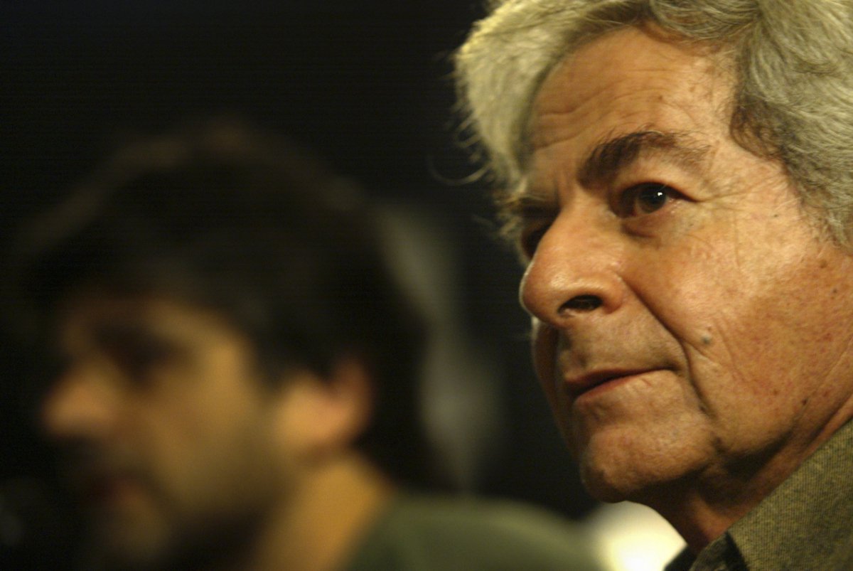 Um dos mais conceituados escritores nacionais, Raduan Nassar, condenou o apoio da família do ex-governador Eduardo Campos à candidatura presidencial de Aécio Neves (PSDB); Para Nassar, "Aécio é o oposto de tudo pelo o que lutou Miguel Arraes"; Arraes, que faleceu em 2005, era avô de Campos; o autor das obras "Lavoura Arcaica" e "Um Copo de Cólera" disse que as homenagens prestadas por Aécio ao líder socialista apenas "confirmam a sua índole: a de profissional da mentira"