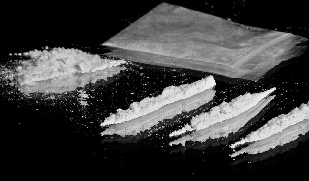 Policiais civis encontraram um laboratório de refino de cocaína no Complexo do Alemão, na zona norte da cidade do Rio de Janeiro; agentes da Delegacia de Polícia do Complexo do Alemão (45ª DP), da Coordenadoria de Recursos Especiais e da Delegacia de Combate às Drogas apreenderam 15 quilos de pasta base de cocaína, material para preparo e embalagem das drogas e loló (entorpecente à base de clorofórmio)