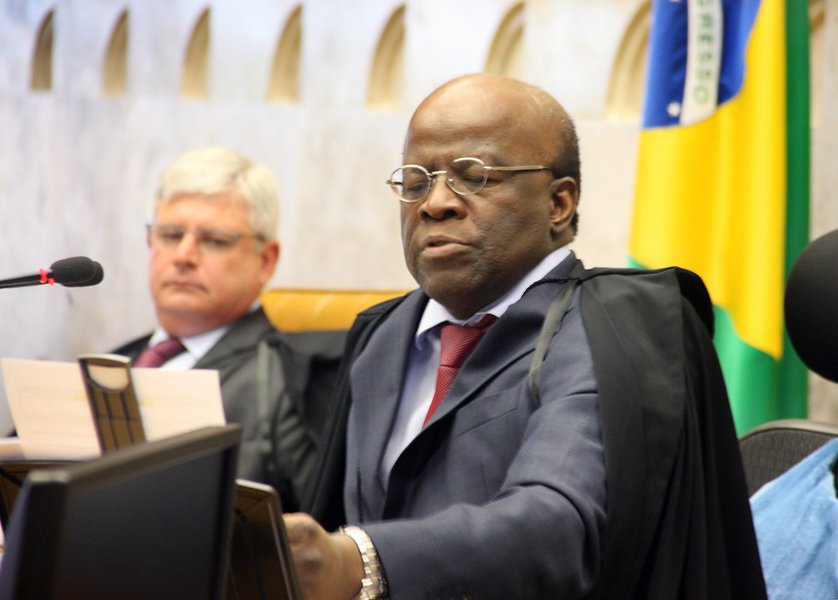 Presidente do Supremo, Joaquim Barbosa, também endossou crítica dos ministros do STF, em sessão desta quarta-feira, sobre a inoperância do Ministério da Justiça, que impede a progressão de pena dos que têm direito a ela ou mantém na cadeia os que já cumpriram sua dívida com a Justiça; no caso da Ação Penal 470, no entanto, ele age diferente, cassando o benefício de trabalho externo e praticamente decretando, por decisão individual, o fim do sistema semiaberto no País