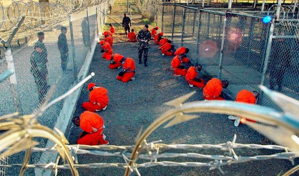  A prisão norte-americana em Guantanamo, Cuba, será fechada até o fim do mandato do presidente dos Estados Unidos, Barack Obama, segundo o secretário de Defesa do país, Ashton Carter; ele confirmou que o governo já estuda a transferência de alguns presos da ilha para unidades militares em território norte-americano; "Guantanamo exige muito investimento e sua manutenção serve de munição para grupos extremistas como o Estado Islâmico", disse